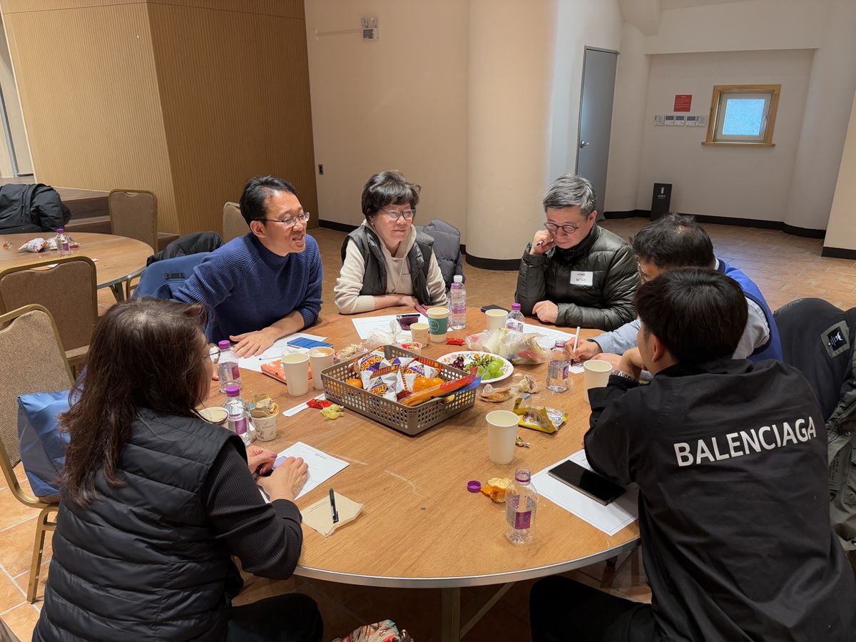 테이블 위 게임 도구를 두고 팀별 전략을 짜는 참가자들